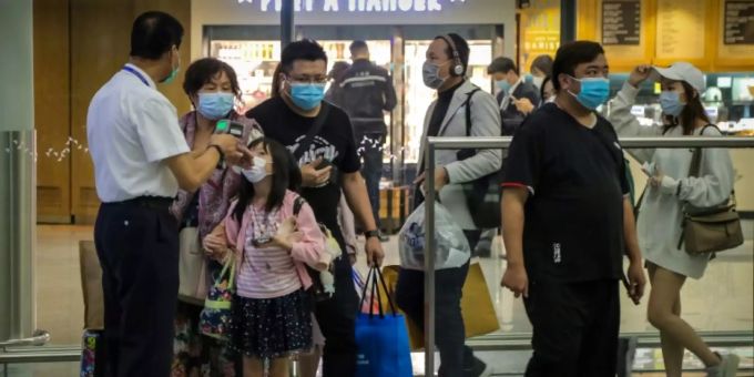 Temperaturmessung an Hongkonger Flughafen Temperaturmessung an Hongkonger Flughafen