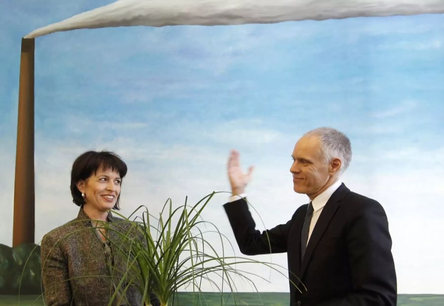 Vor den beiden Frauen war aber ein Mann am Werk: Moritz Leuenberger (SP) übergibt das UVEK an Doris Leuthard im Oktober 2010.