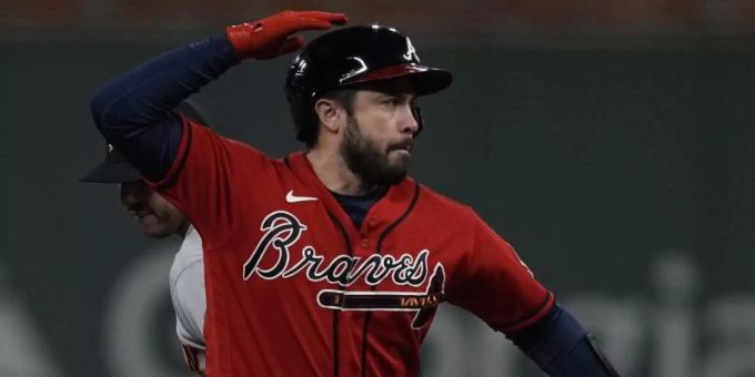 Travis d'Arnaud von den Atlanta Braves feiert einen Double. MLB