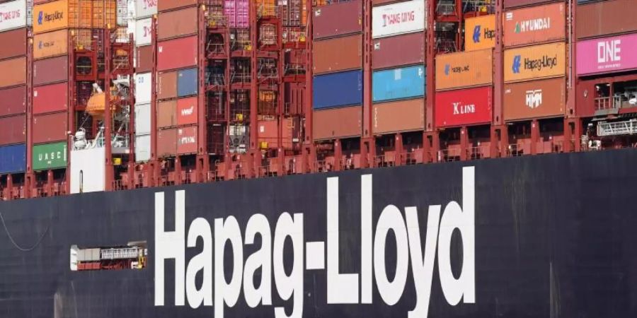 Hapag-Lloyd profitiert von den steigenden Preisen für Containertransporte. Foto: Marcus Brandt/dpa