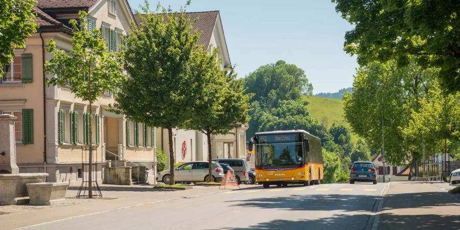 Postautodurchfahrt auf der Postrasse in Herisau.