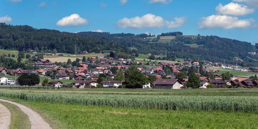 Das Dorf Thurnen mit Gürbe im Gürbetal.