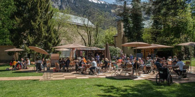 Die Gastro Rollbar im Volksgarten der Stadt Glarus. Die Gastro Rollbar im Volksgarten der Stadt Glarus.