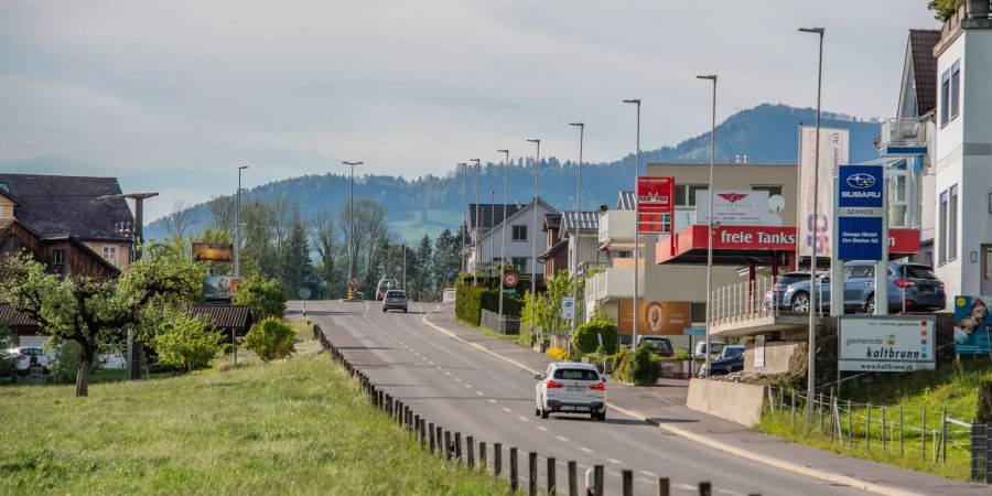 Ortseinfahrtsstrasse Kaltbrunn in der Gemeinde im Kanton St. Gallen.