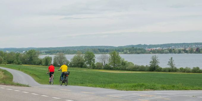 Ein Velofahrer am Greifensee in Fällanden. Ein Velofahrer am Greifensee in Fällanden.