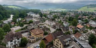 Gemeinde - Stadt Burgdorf erhält von der Mobiliar mobilen Hochwasserschutz