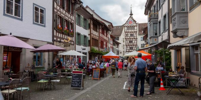 Wochenmarkt mit Aussicht auf das Obertor in Stein am Rhein. Wochenmarkt mit Aussicht auf das Obertor in Stein am Rhein.