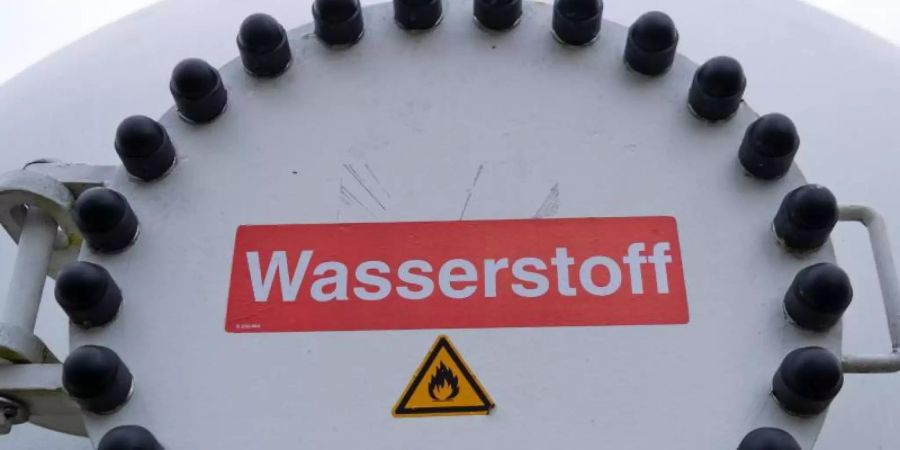 Auf einem grossen Speicher auf dem Gelände eines Hybridkraftwerks ist die Aufschrift «Wasserstoff» zu lesen. Foto: Monika Skolimowska/zb/dpa