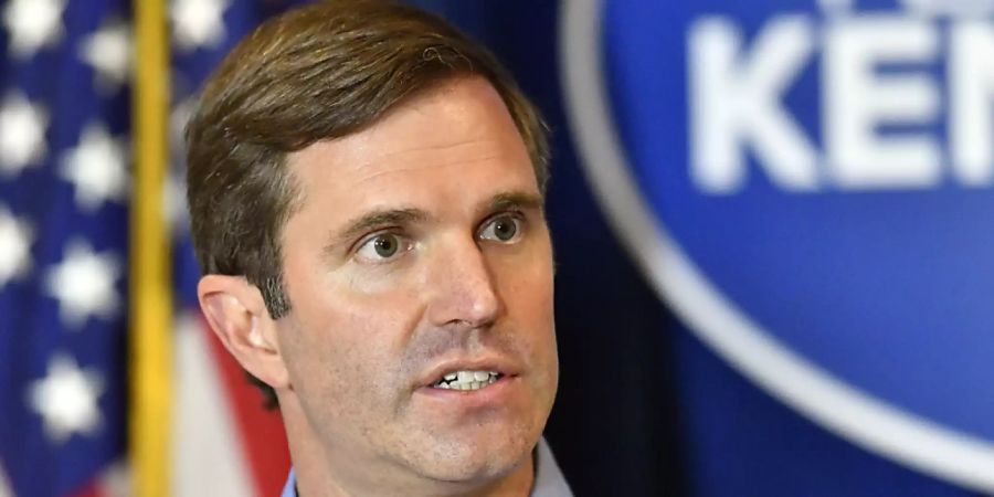 ARCHIV - Andy Beshear, Gouverneur von Kentucky, spricht auf einer Pressekonferenz. Foto: Timothy D. Easley/AP/dpa