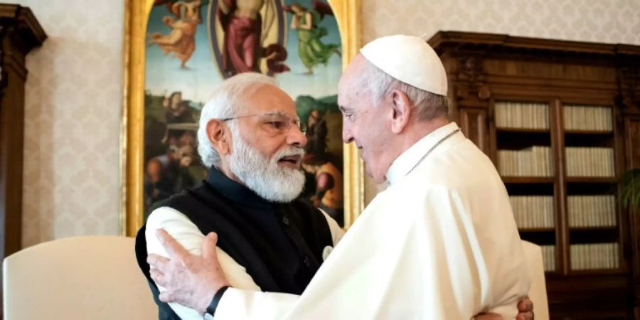 Modi (l.) und der Papst