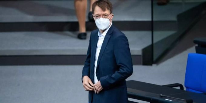 Karl Lauterbach setzt auf Bussgelder zur Durchsetzung einer möglichen allgemeinen Impfpflicht. Foto: Bernd von Jutrczenka/dpa Karl Lauterbach setzt auf Bussgelder zur Durchsetzung einer möglichen allgemeinen Impfpflicht. Foto: Bernd von Jutrczenka/dpa