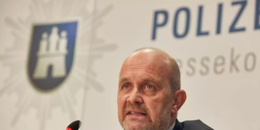 Claus Cortnumme, Leiter des polizeilichen Staatsschutzes, bei einer Pressekonferenz von Generalstaatsanwaltschaft und Polizei. Foto: Georg Wendt/dpa