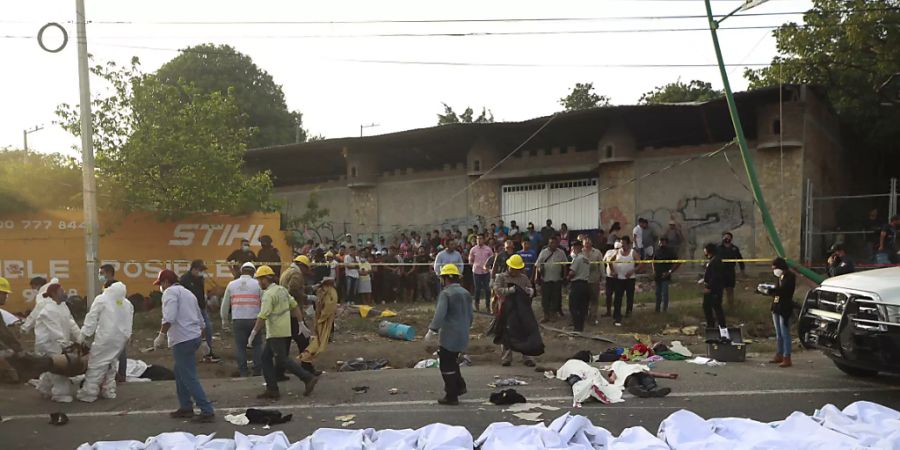 Leichen in Leichensäcken liegen nach einem Unfall in Tuxtla Gutierrez im mexikanischen Bundesstaat Chiapas am Strassenrand. Foto: Str/AP/dpa
