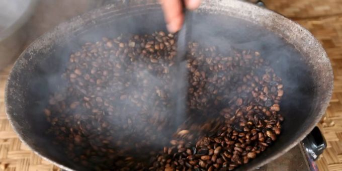 Geröstete Kaffebohnen in Laos. Kaffee