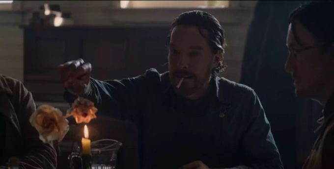 Phil (Benedict Cumberbatch) verbrennt eine selbstgemachte Papierblume von Roses Sohn. Ein Ausschnitt aus dem Trailer zu «The Power of the Dog» von Jane Campion. Jane Campion