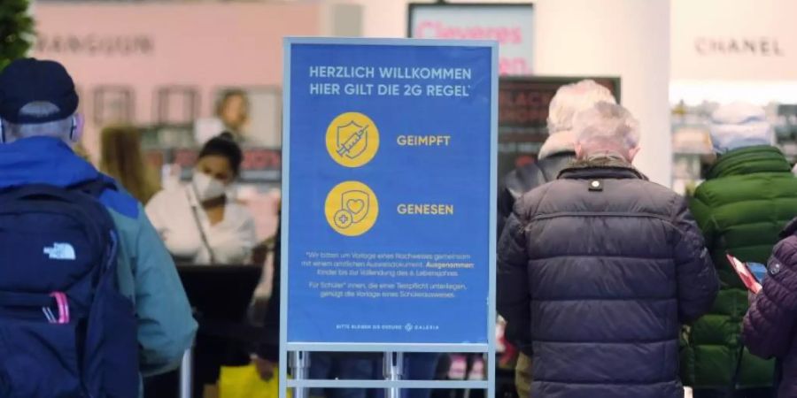Seit dem 22. November ist in Sachsen Einkaufen von nicht lebenswichtigen Dingen nur geimpften und genesenen Personen (2G) gestattet. Foto: Sebastian Willnow/dpa