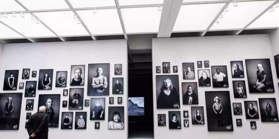 Die Ausstellung "Shirin Neshat. Living in one land, dreaming in another" ist in der Pinakothek der Moderne bis zum 24.04.2022 zu sehen. Foto: Matthias Balk/dpa