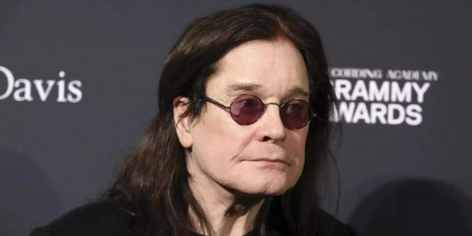 Ozzy Osbourne verschiebt erneut seine Abschiedstour durch Europa. Foto: Mark Von Holden/Invision/dpa Ozzy Osbourne verschiebt erneut seine Abschiedstour durch Europa. Foto: Mark Von Holden/Invision/dpa