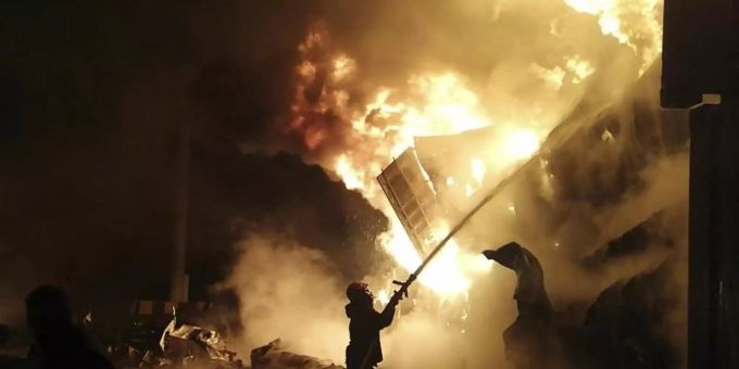 Flammen steigen aus den Containern in Latakia: Feuerwehrleute versuchen, das Feuer zu löschen. Foto: Uncredited/SANA/AP/dpa Flammen steigen aus den Containern in Latakia: Feuerwehrleute versuchen, das Feuer zu löschen. Foto: Uncredited/SANA/AP/dpa