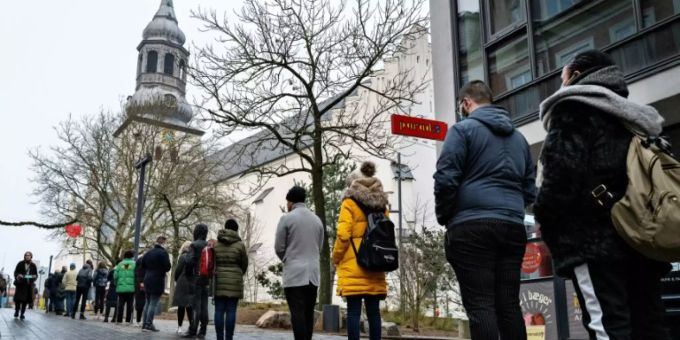 Warteschlange vor einem Testzentrum in Aalborg Warteschlange vor einem Testzentrum in Aalborg