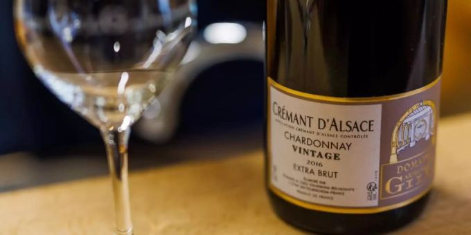 Crémant gilt in Frankreich als die "kleine Schwester des Champagners" und erfreut sich auch in Deutschland wachsender Beliebtheit. Foto: Philipp von Ditfurth/dpa Crémant gilt in Frankreich als die "kleine Schwester des Champagners" und erfreut sich auch in Deutschland wachsender Beliebtheit. Foto: Philipp von Ditfurth/dpa