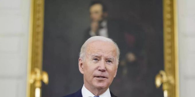 Joe Biden spricht im State Dining Room des Weissen Hauses über die Bekämpfung des Coronavirus und Corona-Impfungen. Foto: Patrick Semansky/AP/dpa Joe Biden spricht im State Dining Room des Weissen Hauses über die Bekämpfung des Coronavirus und Corona-Impfungen. Foto: Patrick Semansky/AP/dpa
