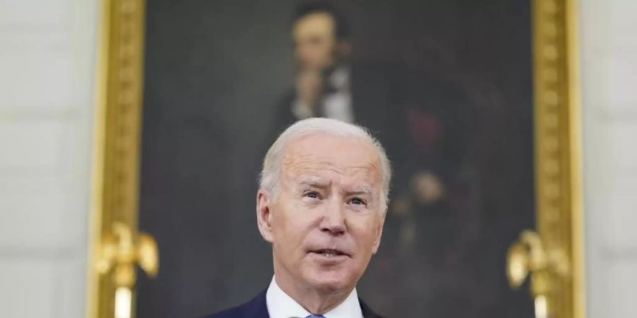 Joe Biden spricht im State Dining Room des Weissen Hauses über die Bekämpfung des Coronavirus und Corona-Impfungen. Foto: Patrick Semansky/AP/dpa