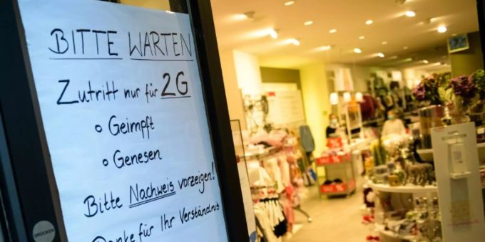 Hinweisschild an Geschäft in Leipzig Hinweisschild an Geschäft in Leipzig