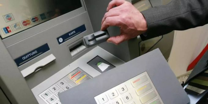 «Skimming»- Technik: Kriminelle montieren Vorsatzgeräte (o) an den Kartenschlitz des Geldautomaten, um die Kartendaten auszulesen. Foto: Thomas Frey/dpa/Archivbild «Skimming»- Technik: Kriminelle montieren Vorsatzgeräte (o) an den Kartenschlitz des Geldautomaten, um die Kartendaten auszulesen. Foto: Thomas Frey/dpa/Archivbild
