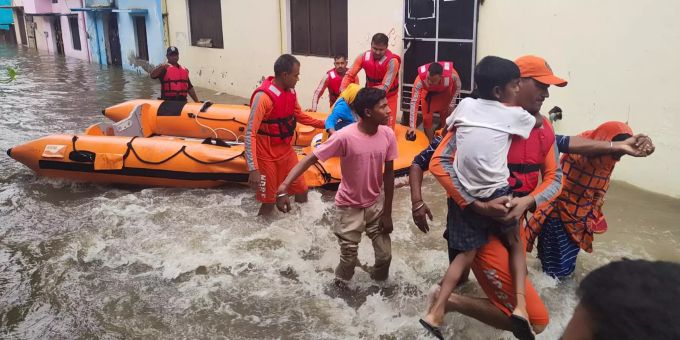Eine Rettungsmannschaft in Uttarakhand im Einsatz. Rescue operation in Udhamsingh Nagar, Uttrakhand, India