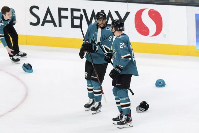 Timo Meier (rechts) muss länger auf seinen Teamkollegen Evander Kane verzichten. NHL