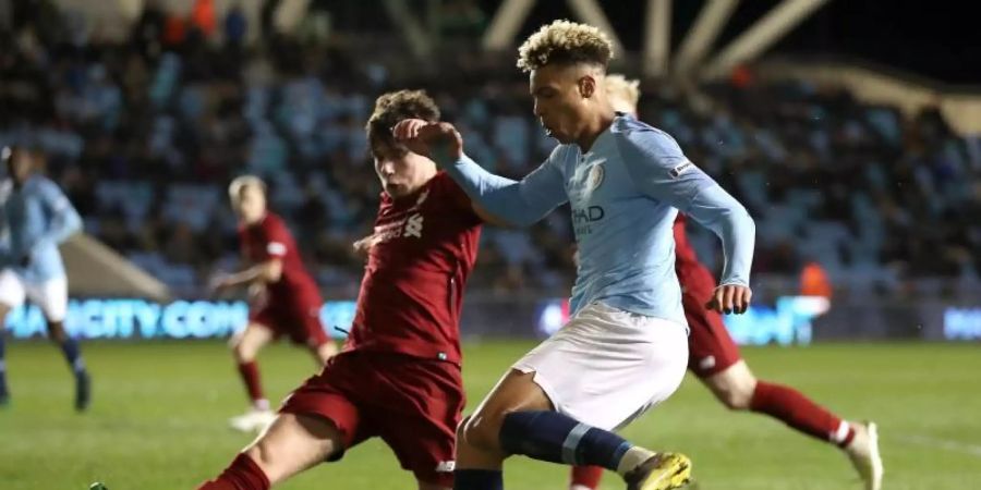 Felix Nmecha (r) lief bis zum Juli diesen Jahres für den Nachwuchs von Manchester City auf. Foto: Martin Rickett/PA Wire/dpa