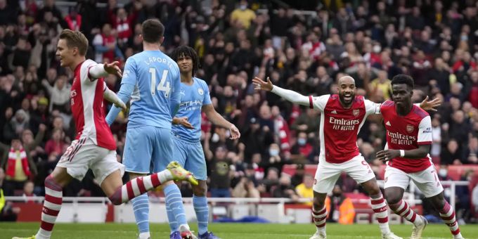 Arsenals Bukayo Saka (r.) erzielt gegen Manchester City das 1:0. Arsenal