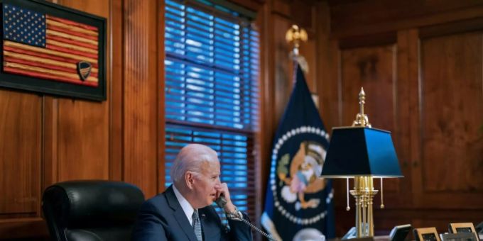 Biden während des Telefonats mit Putin Biden während des Telefonats mit Putin