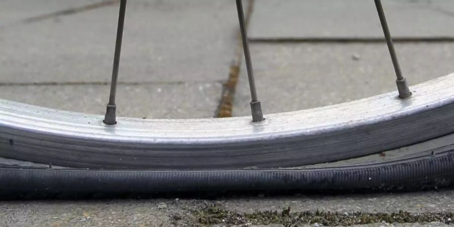 Ein platter Fahrradreifen ist ärgerlich. In Berlin und Brandenburg können sich Radfahrerinnen und Radfahrer seit dem Sommer von der Pannenhilfe des ADAC helfen lassen. Foto: picture alliance / dpa / Archiv