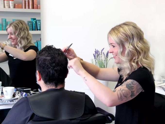 Irene Reichlin arbeitet seit über zwölf Jahren beim Coiffure Kaufmann. Coiffure Kaufmann Küssnacht