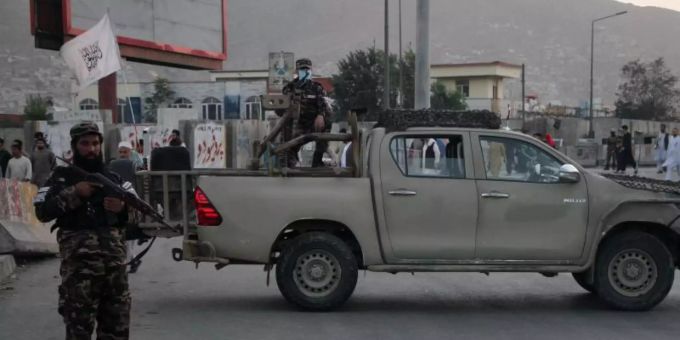 Ein Mitglied der Taliban steht in Kabul Wache. Bei einem Bombenanschlag in der afghanischen Hauptstadt wurden nahe einer Trauerfeier für die Mutter eines hochrangigen Taliban-Funktionärs mehrere Zivilisten getötet. Foto: Saifurahman Safi/XinHua/dpa Ein Mitglied der Taliban steht in Kabul Wache. Bei einem Bombenanschlag in der afghanischen Hauptstadt wurden nahe einer Trauerfeier für die Mutter eines hochrangigen Taliban-Funktionärs mehrere Zivilisten getötet. Foto: Saifurahman Safi/XinHua/dpa