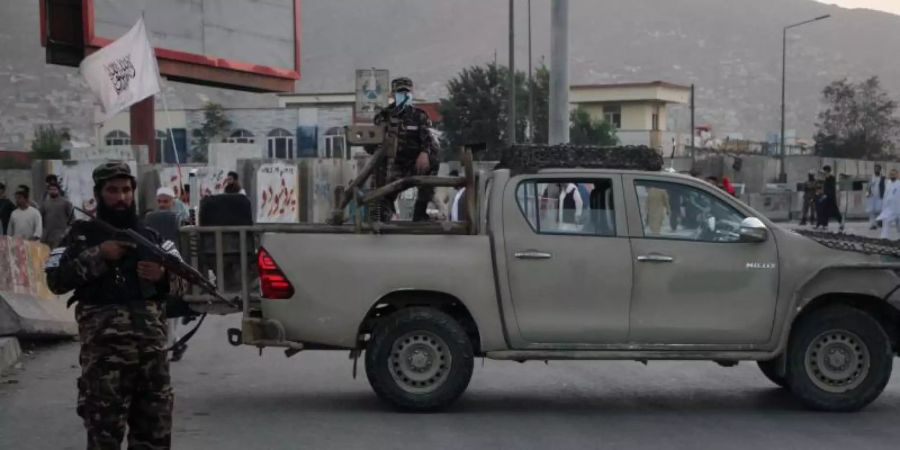 Ein Mitglied der Taliban steht in Kabul Wache. Bei einem Bombenanschlag in der afghanischen Hauptstadt wurden nahe einer Trauerfeier für die Mutter eines hochrangigen Taliban-Funktionärs mehrere Zivilisten getötet. Foto: Saifurahman Safi/XinHua/dpa