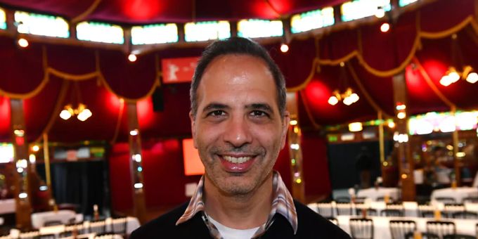 ARCHIV - 69. Berlinale, Kulinarisches Kino, Tea Time, A Simple Talk«: Yotam Ottolenghi, israelisch-britischer Koch und Kochbuchautor, im Gropius-Mirror-Restaurant. Der Autor Yotam Ottolenghi hat mit seinem Team ein neues Kochbuch veröffentlicht. Foto: Jens Kalaene/dpa ARCHIV - 69. Berlinale, Kulinarisches Kino, Tea Time, A Simple Talk«: Yotam Ottolenghi, israelisch-britischer Koch und Kochbuchautor, im Gropius-Mirror-Restaurant. Der Autor Yotam Ottolenghi hat mit seinem Team ein neues Kochbuch veröffentlicht. Foto: Jens Kalaene/dpa