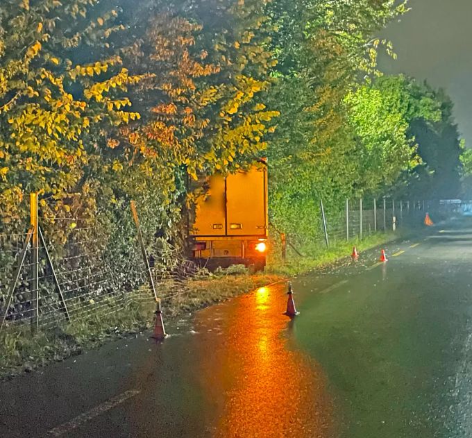 Die Unfallstelle in Littau: Der Lenker prallte zuerst in einen Zaun und dann in einen Baum. Littau