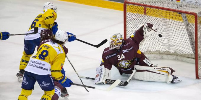 Valentin Nussbaumer trifft zum 2:1 für den HC Davos gegen Genève-Servette HC. HC Davos Genève-Servette HC