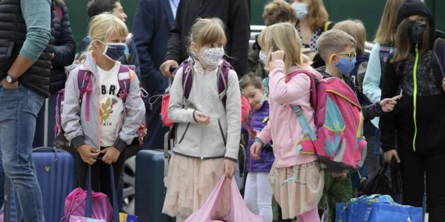 Kinder mit Masken in Strassburg