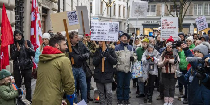 In Luzern demonstrierten am Mittwochnachmittag rund 200 Menschen gegen die Corona-Massnahmen. luzern