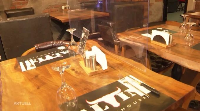 Die Plexiglasscheiben vor dem Schutz gegen das Coronavirus sind im Steakhouse Arvin in Aarburg AG montiert. Coronavirus