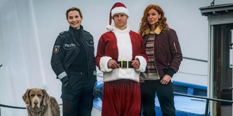 Polizistin Hannah Wagner (l-r, Jana Klinge), Tierarzt Hauke Jacobs (Hinnerk Schönemann) und Tierarzthelferin Jule Christiansen (Marleen Lohse). Foto: Gordon Timpen/NDR/dpa