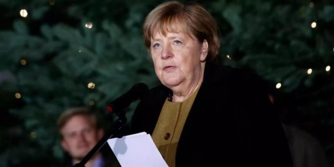 Bei der traditionellen Übergabe des Weihnachtsbaums an das Kanzleramt gibt sich Angela Merkel ganz entspannt. Foto: Carsten Koall/dpa Bei der traditionellen Übergabe des Weihnachtsbaums an das Kanzleramt gibt sich Angela Merkel ganz entspannt. Foto: Carsten Koall/dpa