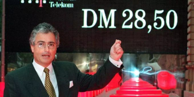 Der damalige Vorstandsvorsitzende der Deutschen Telekom, Ron Sommer, zeigt vor der Deutschen Börse auf die Anzeigentafel, auf der der Erstausgabepreis von 28,50 DM für die Telekom-Aktie zu lesen ist. Foto: Stephanie Pilick/dpa Der damalige Vorstandsvorsitzende der Deutschen Telekom, Ron Sommer, zeigt vor der Deutschen Börse auf die Anzeigentafel, auf der der Erstausgabepreis von 28,50 DM für die Telekom-Aktie zu lesen ist. Foto: Stephanie Pilick/dpa