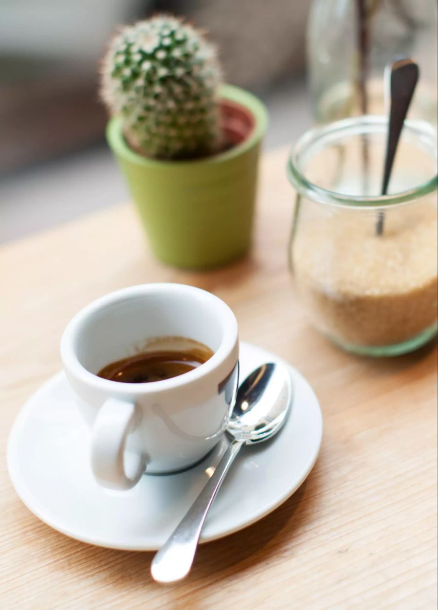 Espresso in Tasse auf Tisch