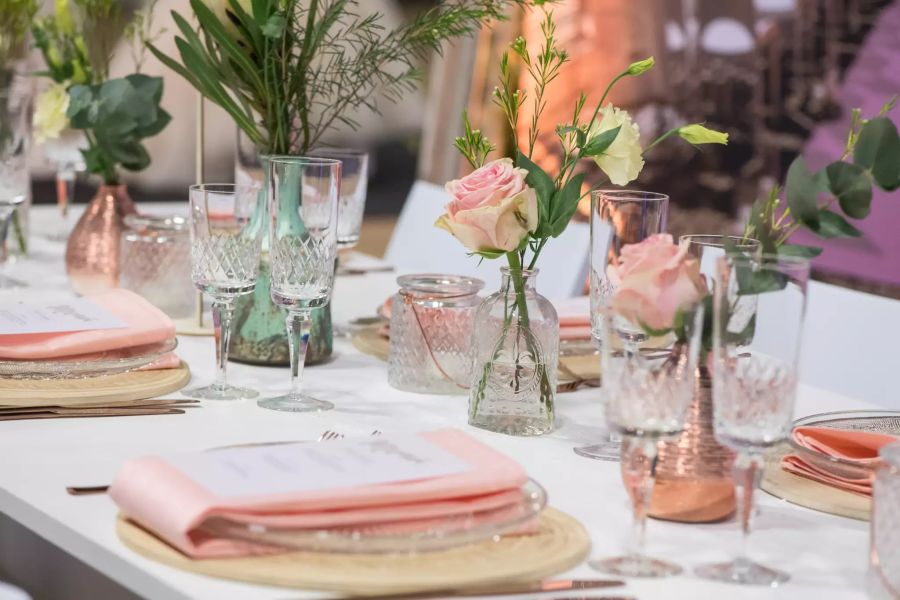 Tisch gedeckt Hochzeit weiss rosa