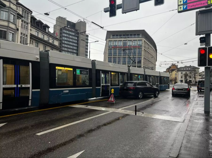 Das Tram hingegen konnte nach der Unfallaufnahme weiterfahren.